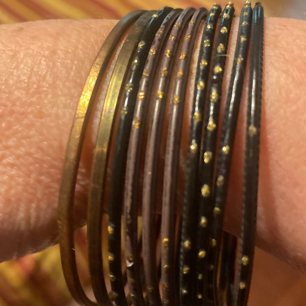 Vintage set of 10 bangle bracelets. Metal. Black and bronzish colors.